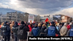 Стотина граѓани насобрани на пунктот под Кале