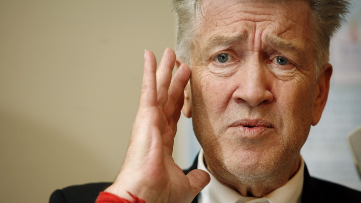 Семейството му често се мести, когато е малък. Той сменя