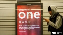  Acțiunile Vodafone, care a avut performanțe slabe în raport cu rivalii de pe piețele sale europene majore, au ajuns la cel mai scăzut nivel din 2002 până în prezent. 