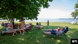 Kárpátaljáról érkezett gyerekek a balatonföldvári Riviéra Hotel strandján 2018. június 1-jén (képünk illusztráció)