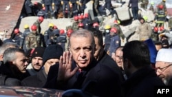 Presidenti turk, Recep Tayyip Erdogan, gjatë vizitës në Kahramanmarash, ku ishte epiqendra e tërmeteve vdekjeprurëse. 8 shkurt 2023.
