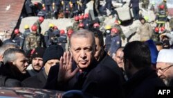 Presidenti turk, Recep Tayyip Erdogan, gjatë vizitës në Kahramanmarash, ku ishte epiqendra e tërmeteve vdekjeprurëse. 8 shkurt 2023.