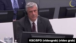Ish-presidenti i Kosovës, Hashim Thaçi gjatë seancës dëgjimore para Dhomës së Specializuar të Kosovës, në Hagë, më 18 janar 2023.