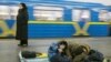 Люди ховаються всередині станції метро під час масованих російських ракетних обстрілів Києва. Фото ілюстративне 
