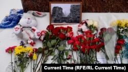 Стихийный мемориал в Москве в память о жертвах российского ракетного удара по жилому дому в Днепре 
