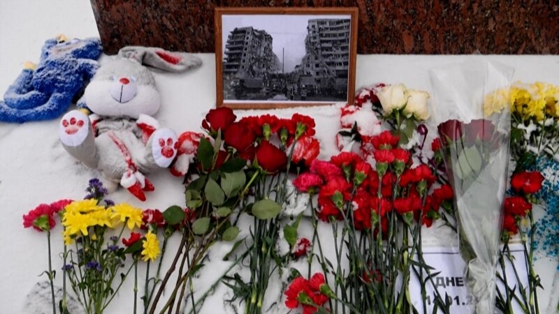 Студентов оштрафовали за конфету, положенную к памятнику Лесе Украинке