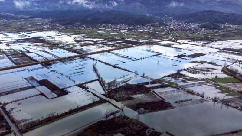 Shqipëri: Mbi 1.700 hektarë tokë e përmbytur, një rrugë e bllokuar nga orteqet