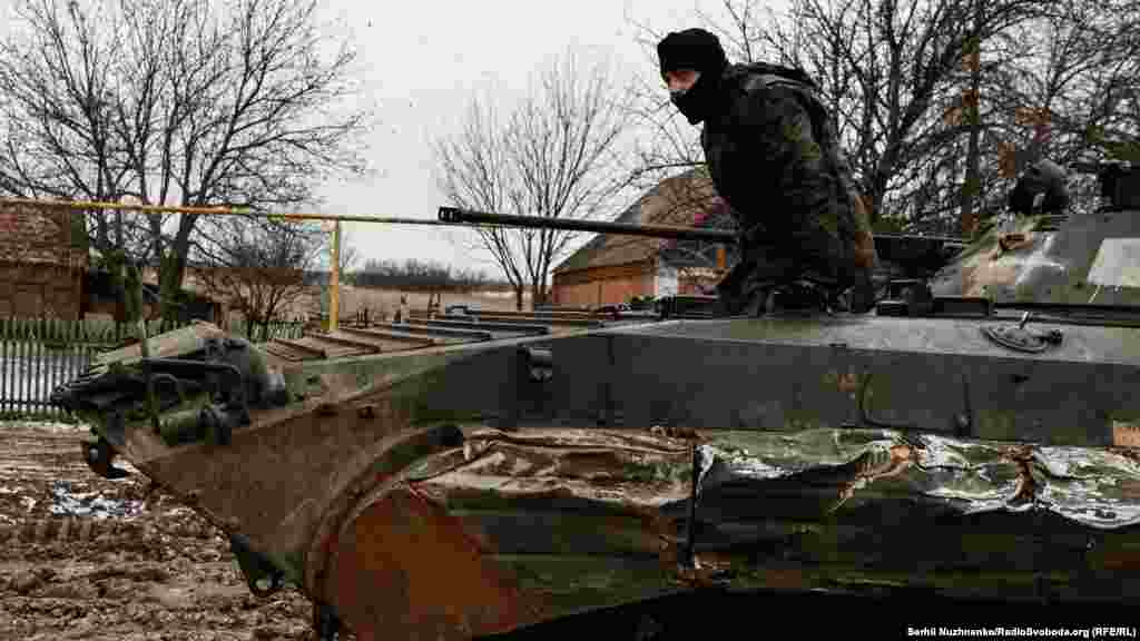 Тим часом по праву сторону російські війська продовжують спробу штурмових дій. На підмогу українським військам висувається бойова машина піхоти (БМП-2).&nbsp;