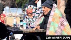Një çift i ulur në një tavolinë në një park në Gaziantep, që gjendet pranë epiqendrës së tërmetit prej 7.8 ballësh. 7 shkurt 2023
