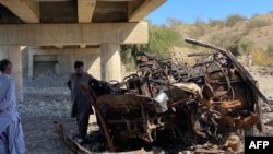 اتوبوسی که روز یک‌شنبه در ناحیه لس‌بیله از پل سقوط کرد