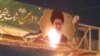 معترضان بنر علی خامنه‌ای در کرج را به آتش کشیدند