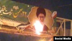 معترضان بنر علی خامنه‌ای در کرج را به آتش کشیدند