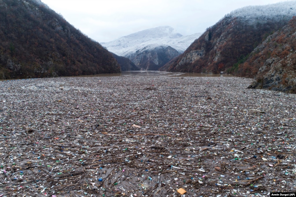Mbeturinat në lumin Drina afër Vishegradit, Bosnje, 20 janar 2023. Tonelata mbeturinash të hedhura në deponi të rregulluara keq buzë lumenjve ose direkt në lumenj në tri vendet e Ballkanit Perëndimor grumbullohen gjatë sezonit të reshjeve në dimër dhe pranverë në lumin Drina, në Bosnjën lindore.