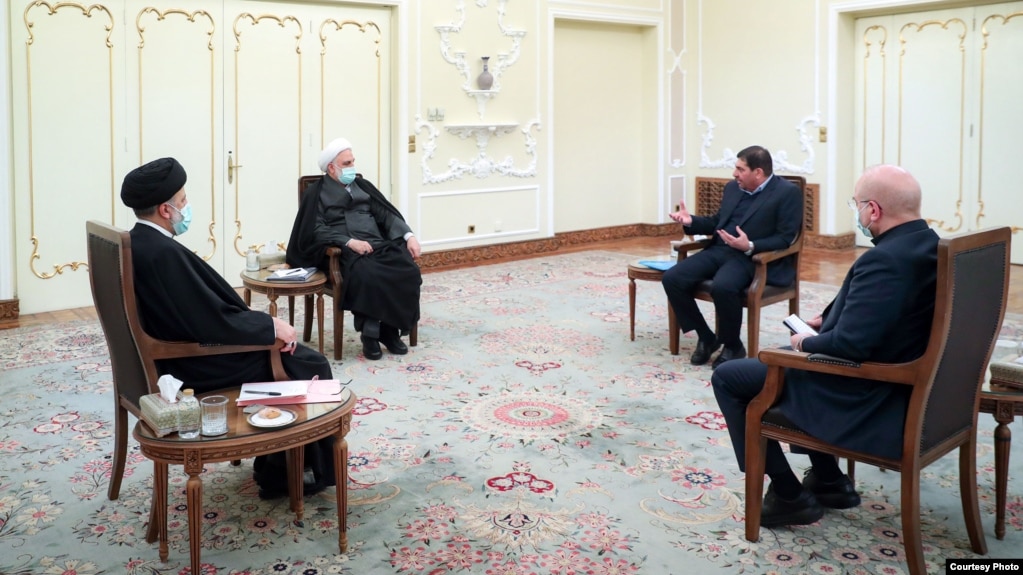 حضور محمد مخبر (راست،‌ وسط) در این جلسه مورد توجه بسیار قرار گرفت 