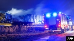 Zjarrfikësit në vendin ku shpërtheu një zjarr në një fabrikë dronësh të drejtuar nga firma amerikane Edge Autonomy në Marupe në periferi të kryeqytetit të Letonisë, Riga. 7 shkurt 2023.