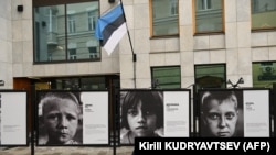 Фотовыставка под открытым небом "Дети Донбасса" на территории консульства Эстонии в Москве, 23 января 2023 года.