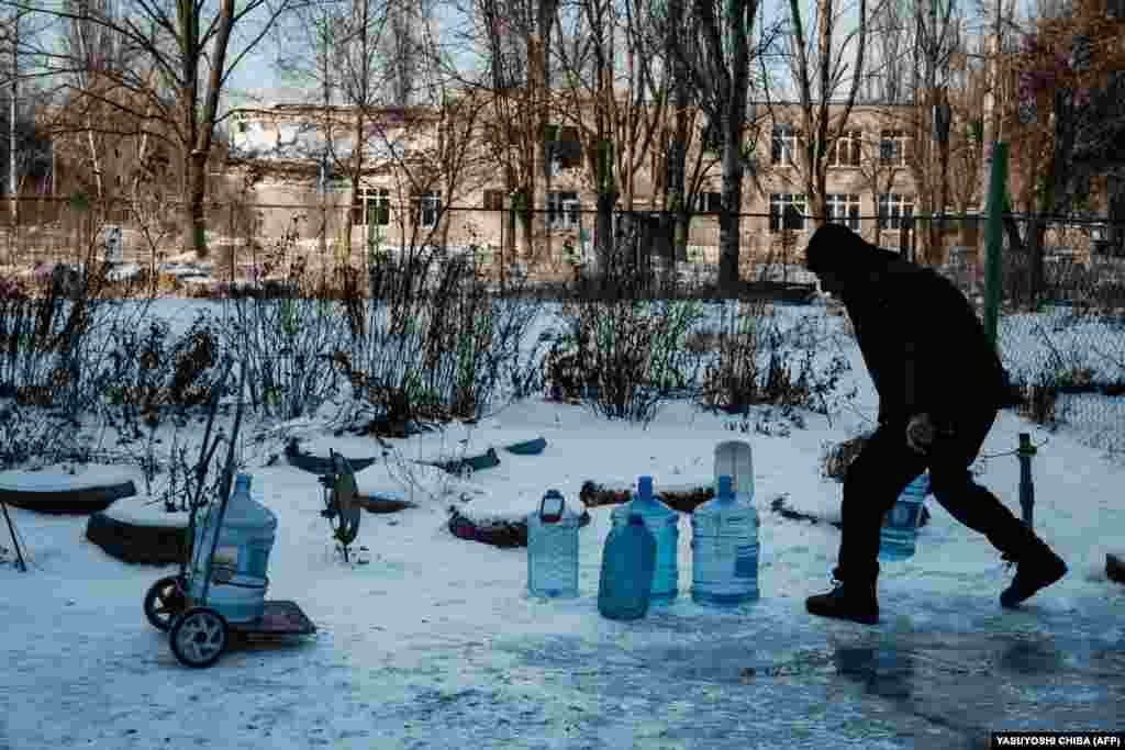 Для таких жителів, як 51-річний Андрій, вихід на вулицю за ємностями з водою може призвести до серйозних травм або смерті від російських ракет, які вражають місто