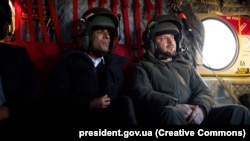 Президент Украины Владимир Зеленский и премьер-министр Великобритании Риши Сунак на вертолете летят на британскую военную базу Бовингтон Кэмп, где проходят подготовку украинские военные. 8 февраля 2023 года