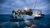 Pjesëtarët e Marinës amerikane duke mbledhur mbetjet e balonës kineze në Oqeanin Atlantik. 5 shkurt 2023.