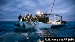 Pjesëtarët e Marinës amerikane duke mbledhur mbetjet e balonës kineze në Oqeanin Atlantik. 5 shkurt 2023.