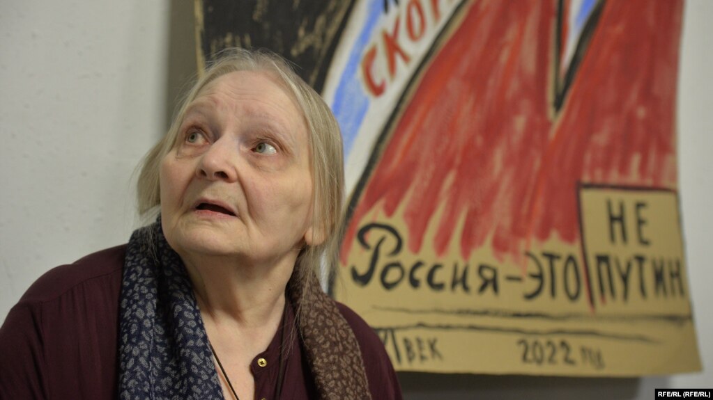 Елена Осипова на выставке своих работ. Петербург, 31 января 2023 