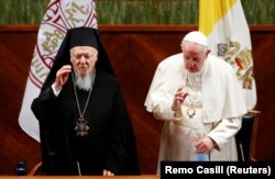 Вселенський патріарх Варфоломій (ліворуч) і глава Католицької церкви папа Франциск. Рим, Італія, 7 жовтня 2021 року