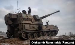 Українські військовослужбовці готують польську САУ «Краб» до ведення вогню по позиціях армії РФ на передовій у Донецькій області, 17 січня 2023 року