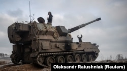 Украинские военнослужащие готовят польскую САУ «Краб» к ведению огня по позициям армии РФ на передовой в Донецкой области, 17 января 2023 года.
