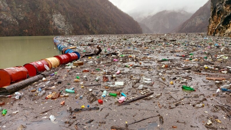 Mbeturina nga tri shtete në lumin Drina
