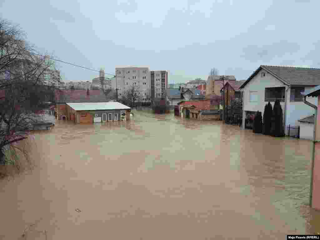 Disa qytete në Kosovë janë duke u përballur me vërshime si pasojë e reshjeve të dendura të shiut të ditëve të fundit. &nbsp;