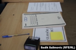 Glasački listići na izbornom mjestu u Zvorniku, 5. februar 2023.
