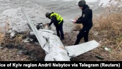 საილუსტრაციო ფოტო არქივიდან. კიევის პოლიციის თანამშრომლები ათვალიერებენ ჩამოგდებულ რუსულ რაკეტას 