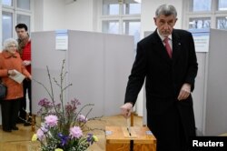 Predsjednički kandidat Andrej Babiš glasa na biračkom mjestu, 27. januar 2023.