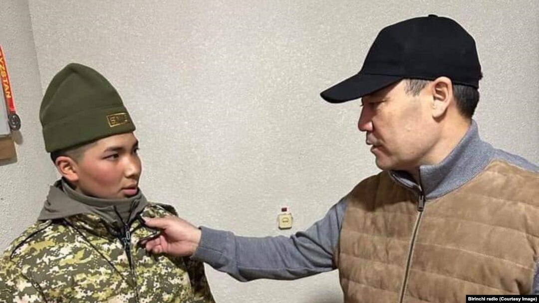 Президент Садыр Жапаров Кой-Таштагы аскер бөлүгүндө кызмат кылган жоокердин кийимин көрүп жатат. 5-февраль, 2022-жыл.