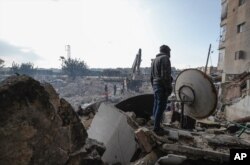 Echipele de salvare caută printre ruinele clădirilor prăbușite din Alep, Siria, marți, 7 februarie 2023. AP/Omar Sanadiki
