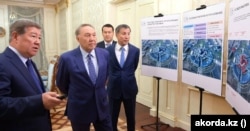 Former Kazakh President Nursultan Nazarbaev (center), Almaty ex-Mayor Akhmetzhan Esimov (left), and former Defense Minister Adilbek Zhaksybekov (far right).