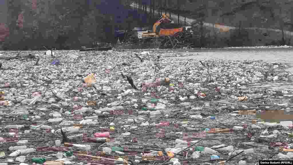 A fotón Priboj város közelében a helyi vízügy munkatársai és a környezetvédők próbálják először partra tolni a&nbsp;hulladékot, hogy összeszedjék és elszállítsák.&nbsp;Naponta átlagosan körülbelül 25 teherautónyi hulladékot szednek ki a folyóból