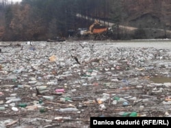 Barijera na Limu je uspela da izdrži kako se smeće ne bi raširilo po celom jezeru, navodi Siniša Laković.