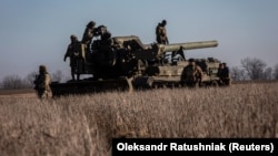 Украинские военнослужащие готовят САУ «Пион» к ведению огня по российским позициям у Бахмута. Донецкая область, 24 января 2023 года