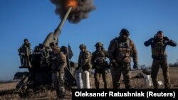 Українські військовослужбовці ведуть вогонь із САУ «Піон» по російських позиціях біля Бахмуту на Донеччині, 24 січня 2023 року