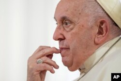 Papa Franjo kritizira zakone koji kriminaliziraju homoseksualnost kao "nepravedne".