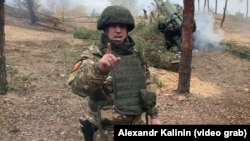 În unul dintre video-urile postate pe rețelele de socializare, Alexandr Kalinin apare cu armă la brâu și în uniformă militară cu însemnele Uniunii Sovietice