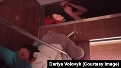 Дарія Воловик під час евакуації потягом спала на найвищій поличці, на якій зберігають матраци. В одному купе було приблизно дев’ятеро людей