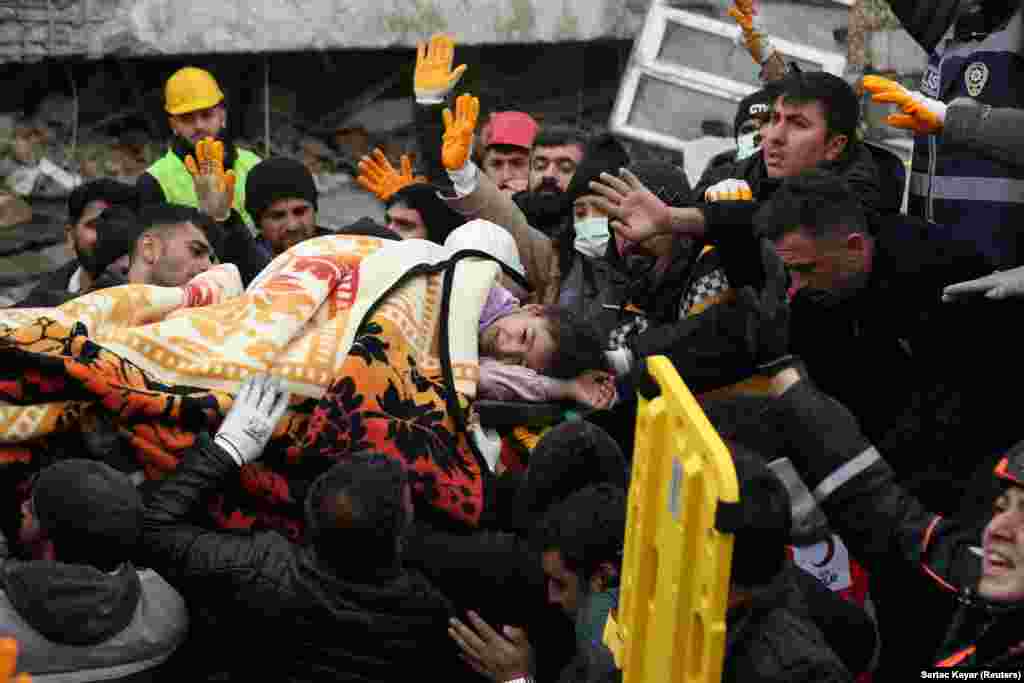Salvatorii au transportat o fată dintr-o clădire prăbușită în urma unui cutremur din Diyarbakir, Turcia, 6 februarie 2023.