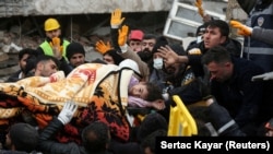 Спасители извеждат момиче от срутена сграда след земетресение в Диарбекир, Турция, 6 февруари 2023 