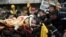 Спасители извеждат момиче от срутена сграда след земетресение в Диарбекир, Турция, 6 февруари 2023 