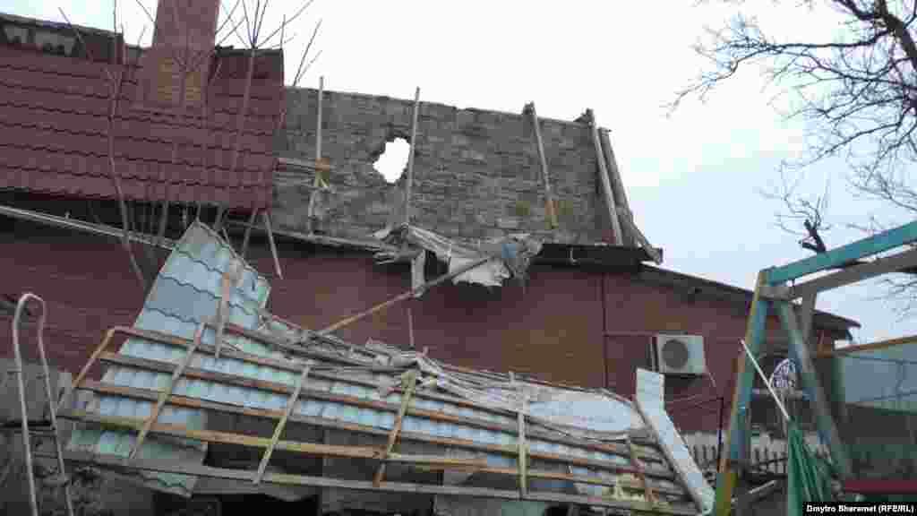 Знесені внаслідок атак дахи очаківських будинків