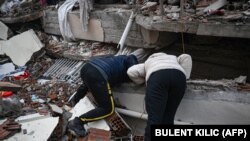 Victime ale cutremurului de 7,8 grade de luni, din Turcia, își caută rudele la Hatay, sub dărâmături