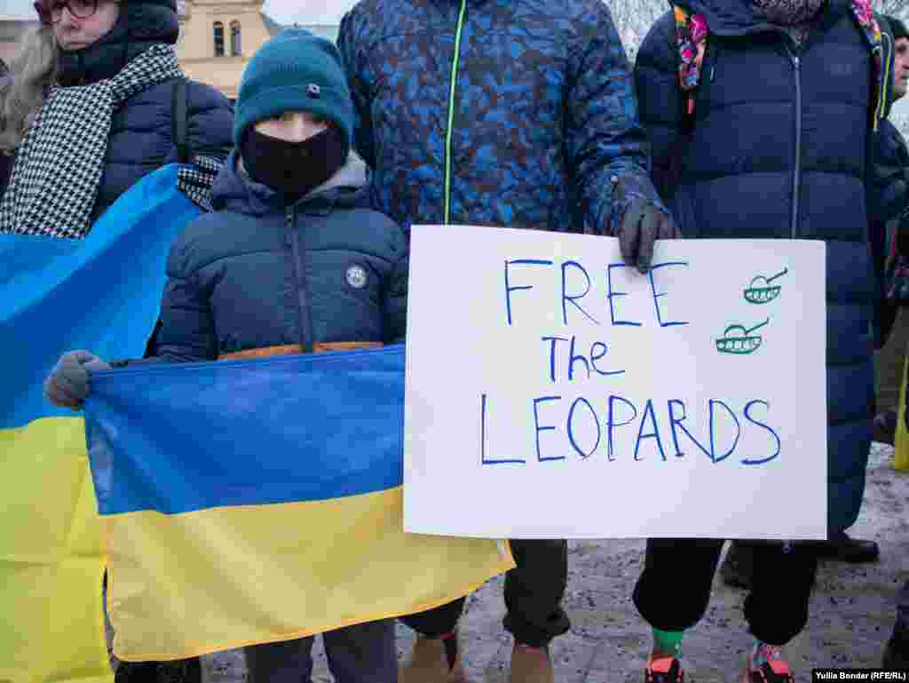 Однак цього року основним посилом акції було нагадати, що в Україні триває війна і потрібне озброєння&nbsp;