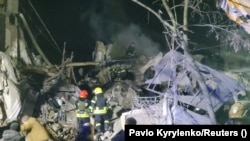 Рятувальники розбирають завали на місці влучання ракети в житловий будинок, Краматорськ, 1 лютого 2023 року